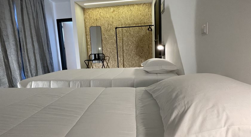 Twin room with private bathroom