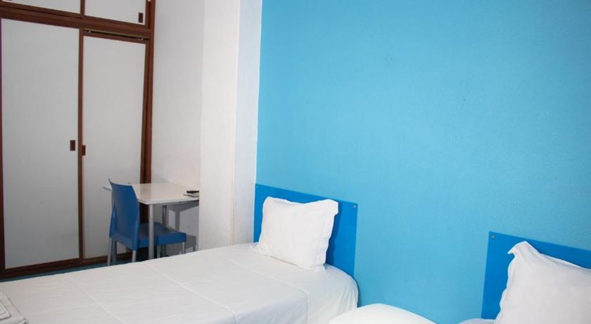 Twin room accessible bathroom