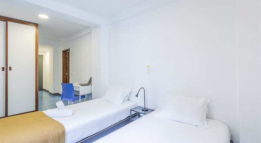 Twin room accessible bathroom