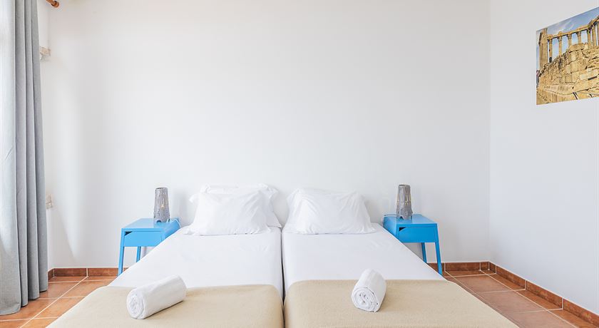 Twin room with private bathroom