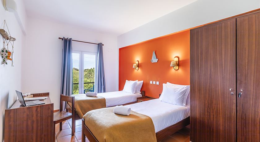 Twin room with private bathroom