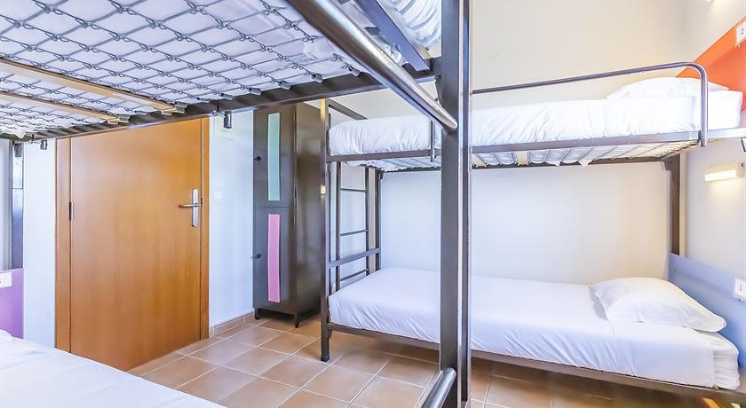 Mixed private room 4 beds shared bathroom