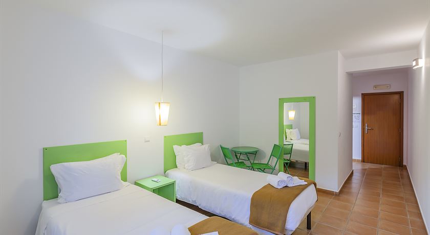 Twin room with private bathroom
