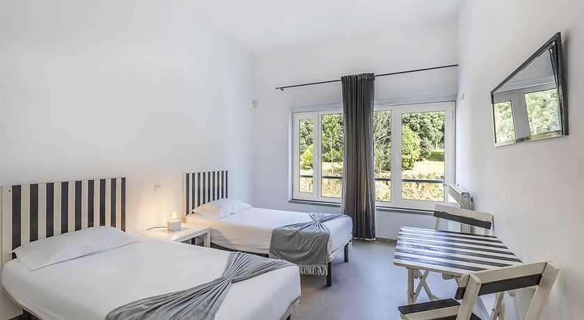 Twin room with private bathroom