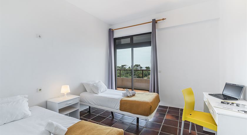 Twin room with private bathroom