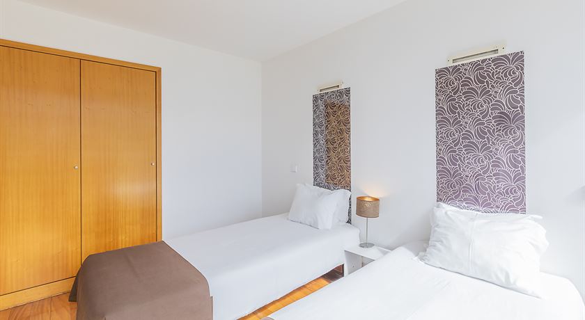 Twin room accessible bathroom