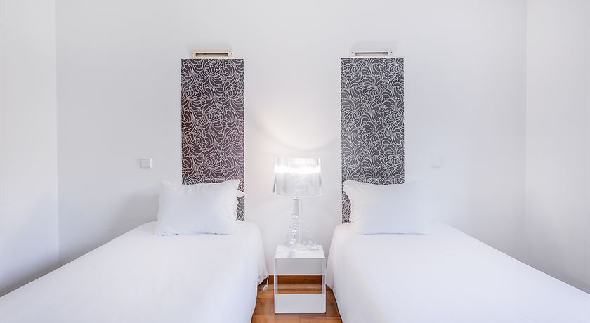 Twin room with private bathroom