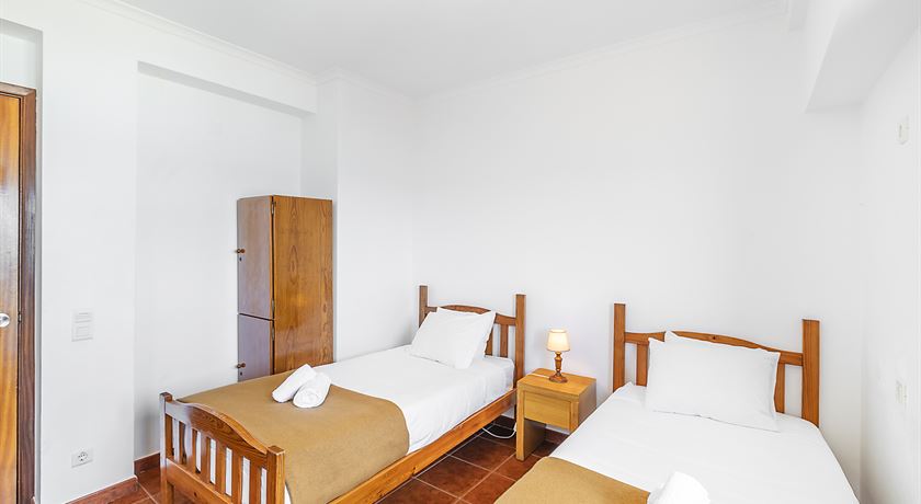 Twin room with private bathroom
