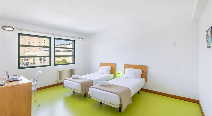 Twin room with private bathroom