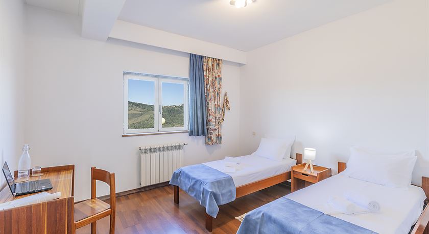 Twin room with private bathroom