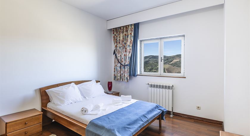 Double bedroom with private bathroom