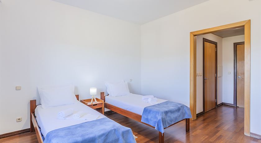 Twin room accessible bathroom