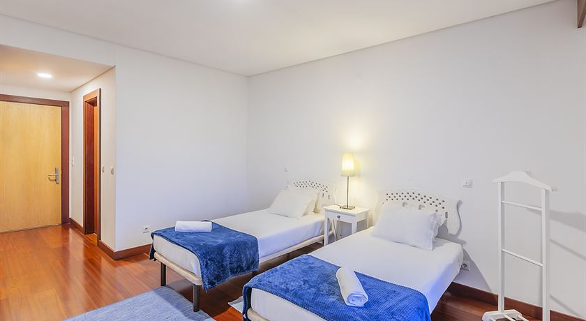 Twin room with private bathroom
