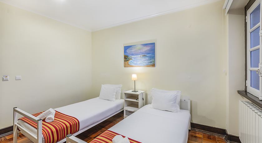 Twin room with private bathroom