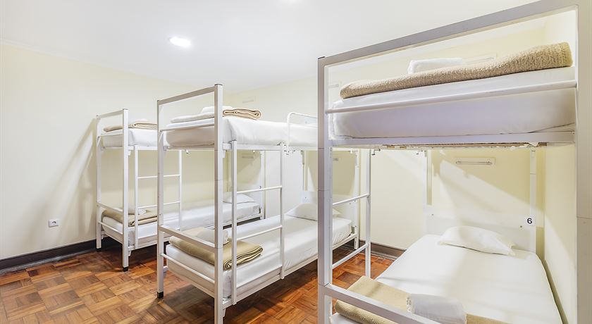 Male private room 6 Beds shared bathroom