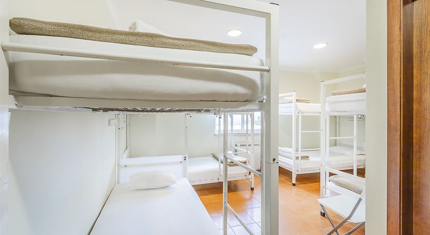 Male private room 8 Beds shared bathroom