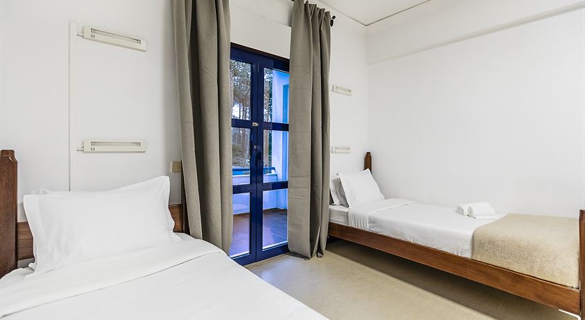 Twin room accessible bathroom