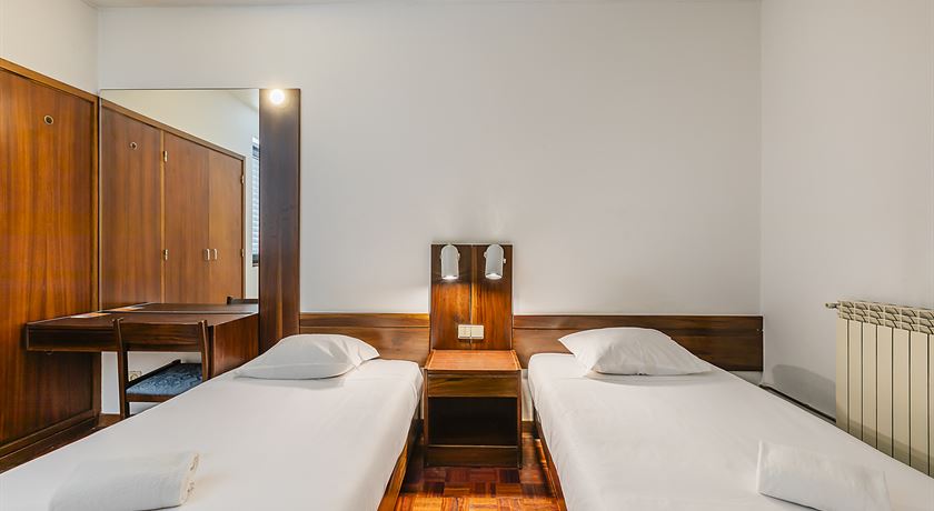 Twin room with private bathroom