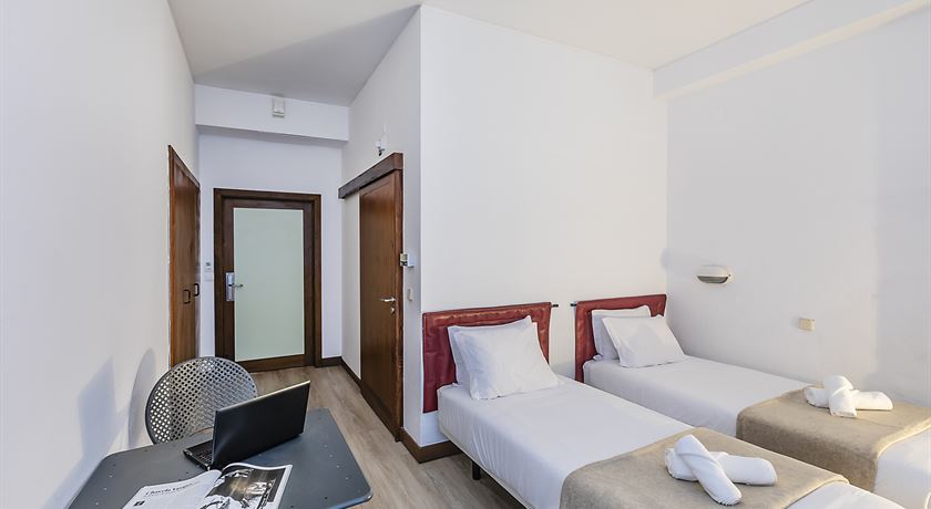 Twin room with private bathroom