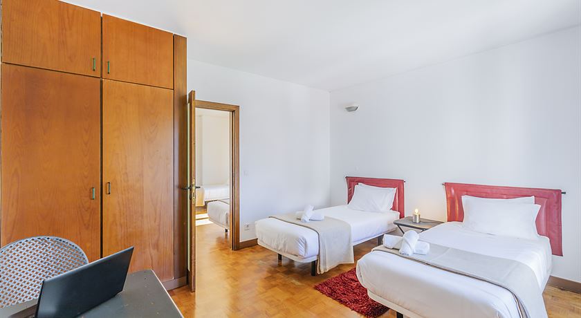 Twin room accessible bathroom