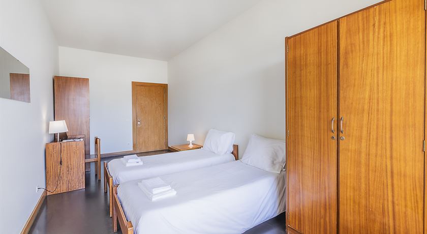 Twin room with private bathroom