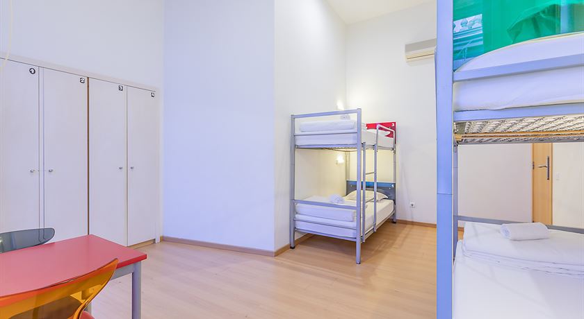 Male private room 4 beds shared bathroom