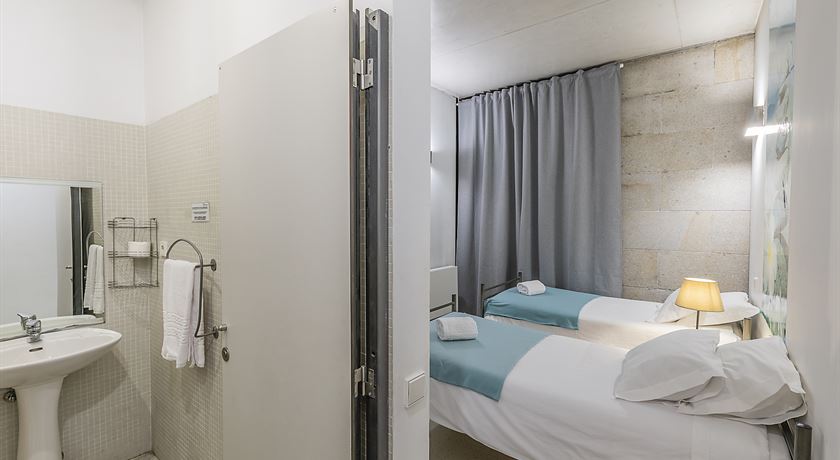 Twin room with private bathroom