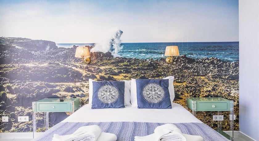 Double room with sofa bed and sea view